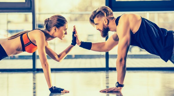 Красивые спортивные пары в спортзале