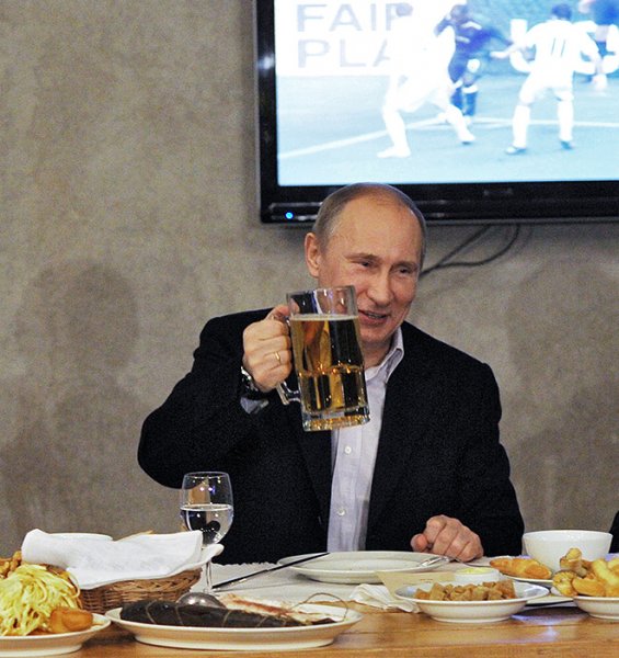 Путин грозит кулаком