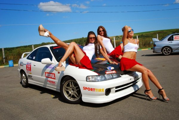 Toyota Levin с девушками