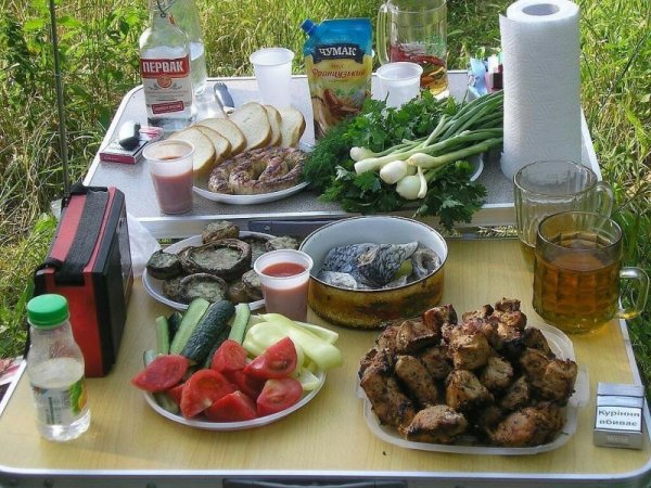 Застолье с шашлыком на природе