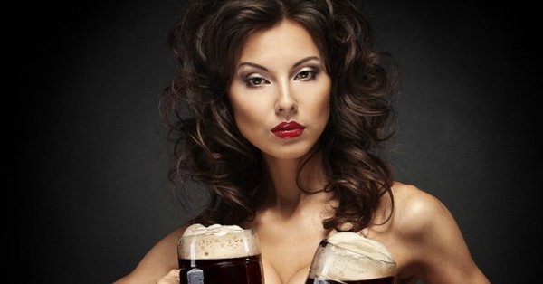 Красивые девушки с пивом