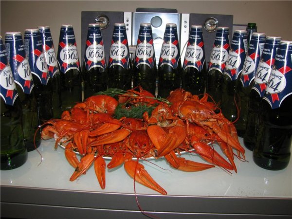 Много пива и креветок