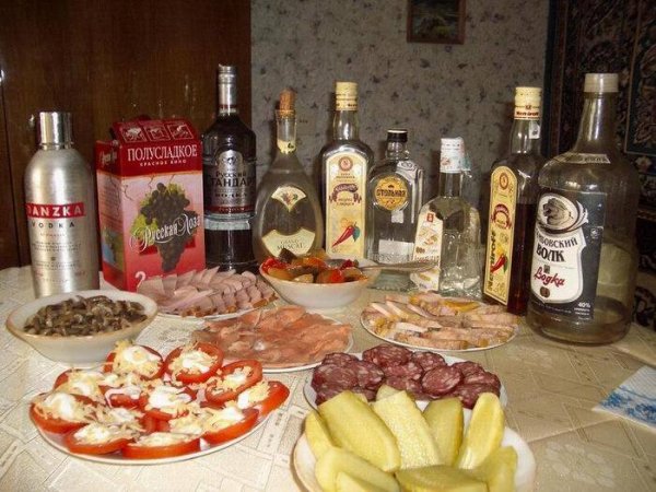 Стол с выпивкой и закуской