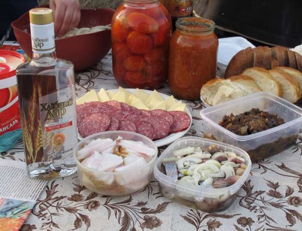Накрытый стол с водкой и закуской