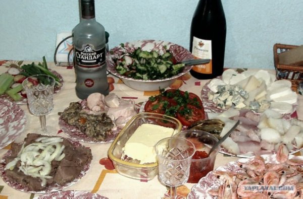 Праздничный стол с водкой