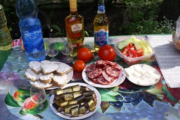 Застолье с шашлыком на природе