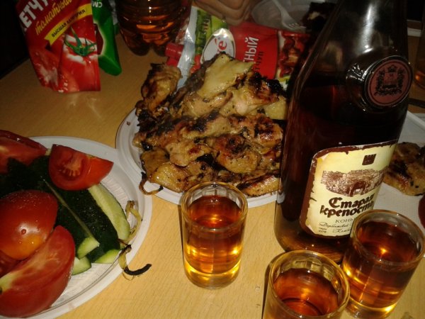 Накрытый стол с алкоголем