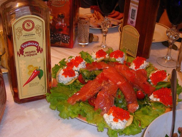 Застолье с икрой