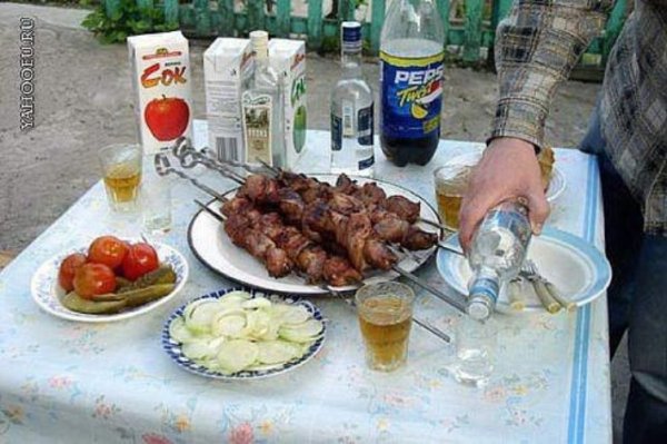 Стол с шашлыками и выпивкой