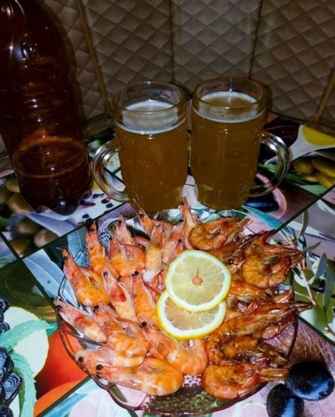 Стол с пивом и закуской