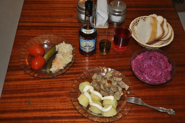 Стол с едой и водкой