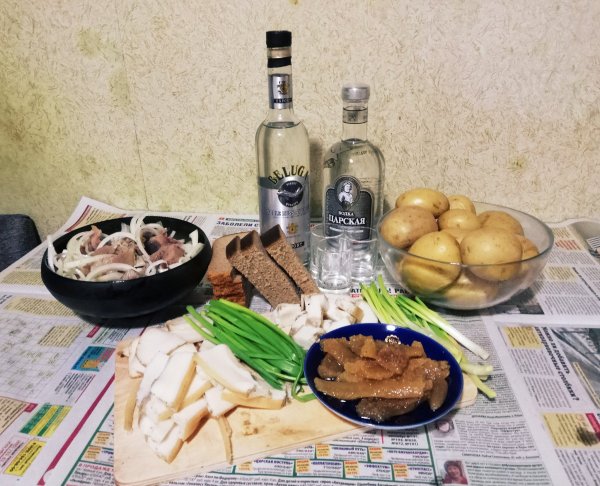Стол с водкой и закуской