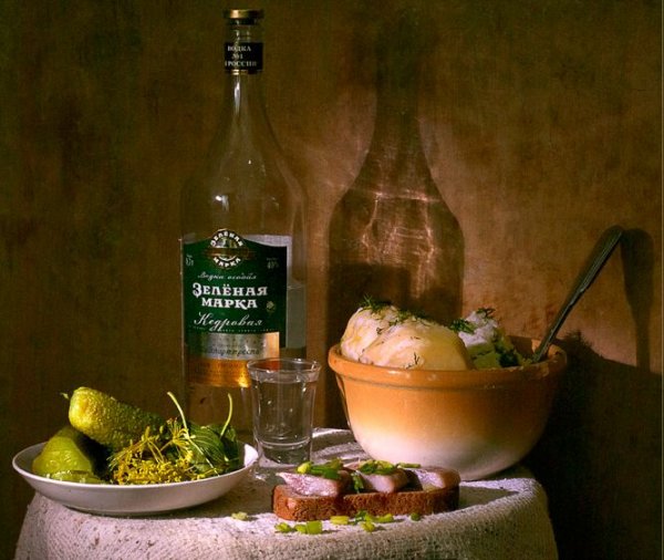 Натюрморт с алкоголем и закуской