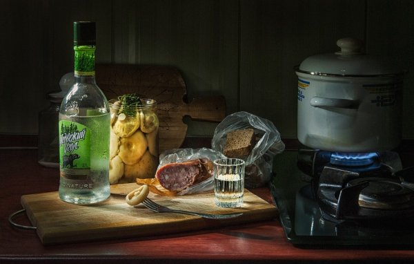 Николай Ляпин. Ностальгические натюрморты с водкой