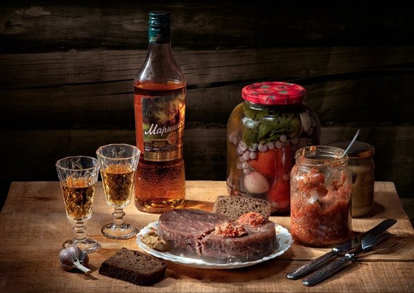 Стол с водкой и закуской