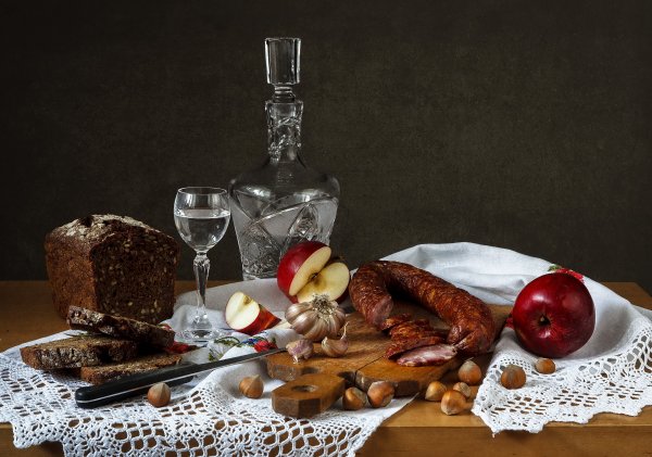 Натюрморт с водкой и закуской