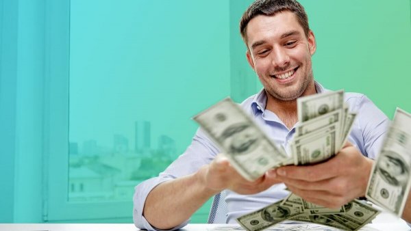 Счастливый мужчина с деньгами