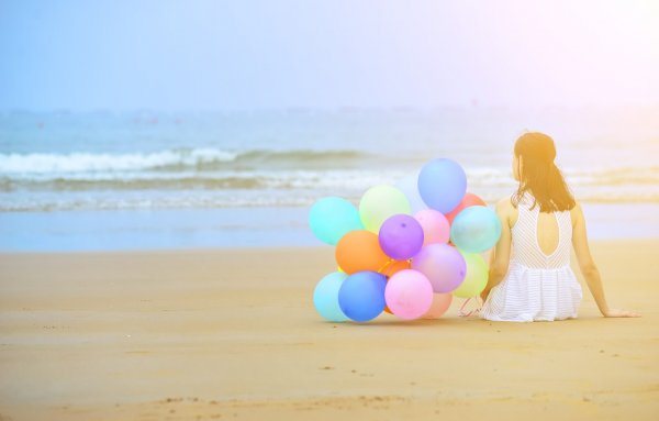 Фотосессия на море с воздушными шарами