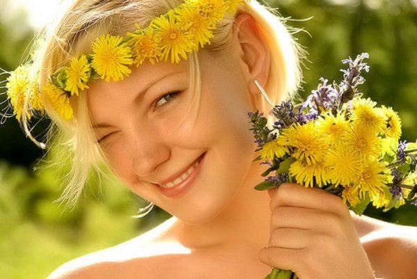 Девушка в венке из одуванчиков