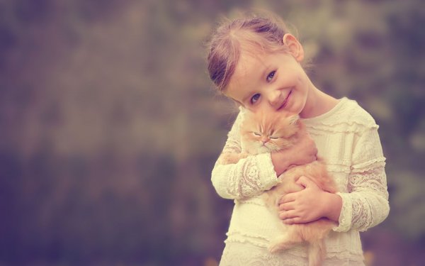 Девочка с котятами