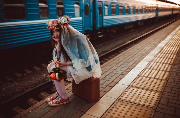 Фотосессия на вокзале с чемоданом