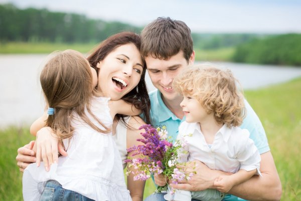 Счастливые дети и родители