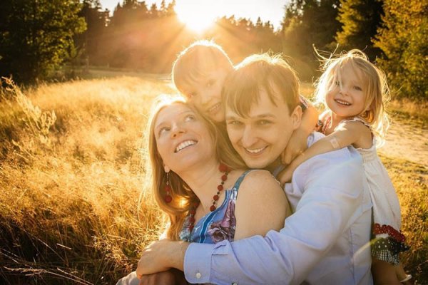 Дети обнимаются с родителями