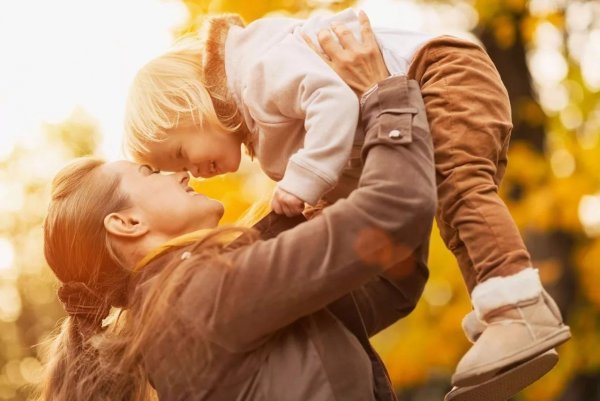 Объятия детей и родителей