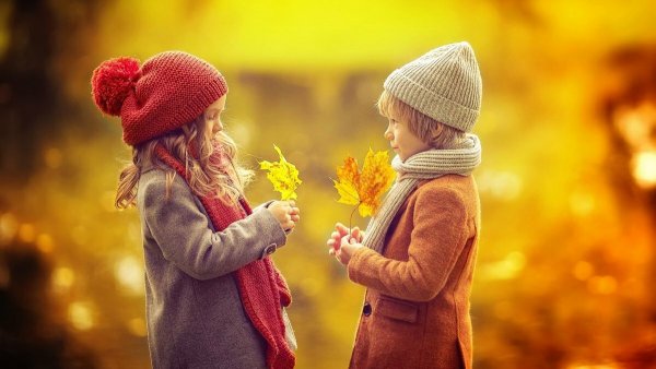 Мальчик и девочка осень
