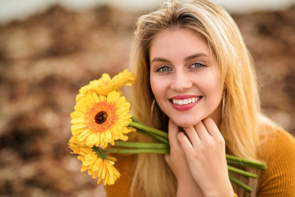 Красивая женщина улыбается