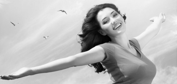 Девушка танцует от счастья