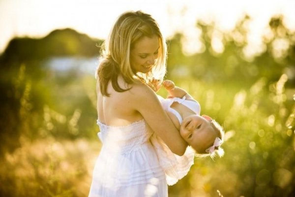 Девушка и ребенок нежное