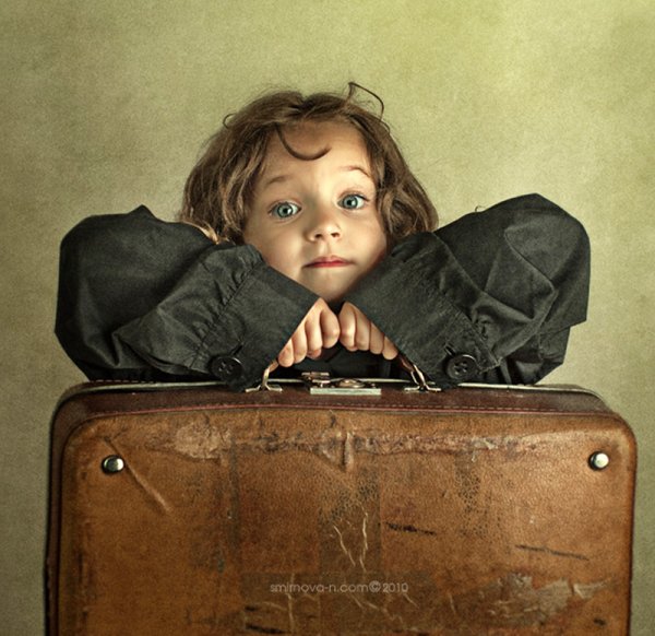 Маленькая девочка с чемоданом