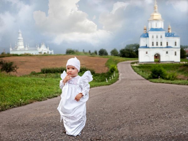 Человек на фоне храма