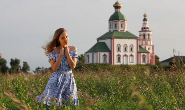 Девушка в храме