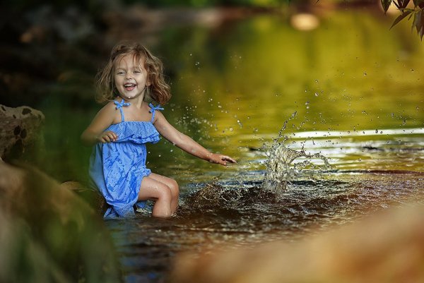 Маленькая девочка в воде