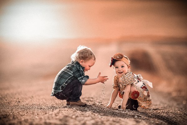 Счастливые дети мальчик и девочка
