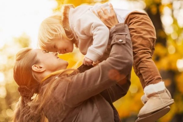Объятия детей и родителей
