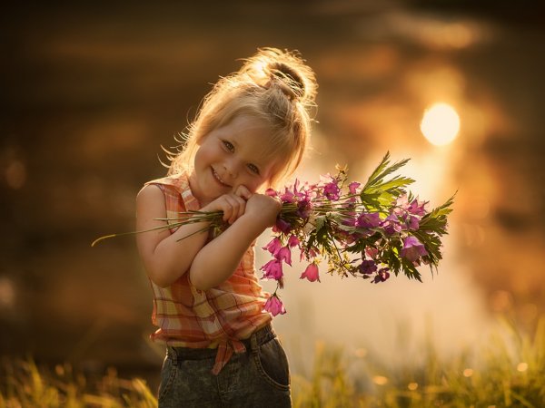 Девочка дарит цветы