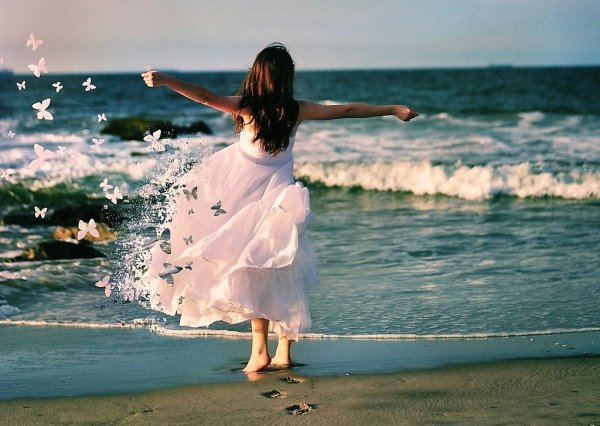 Девочка бежит к морю