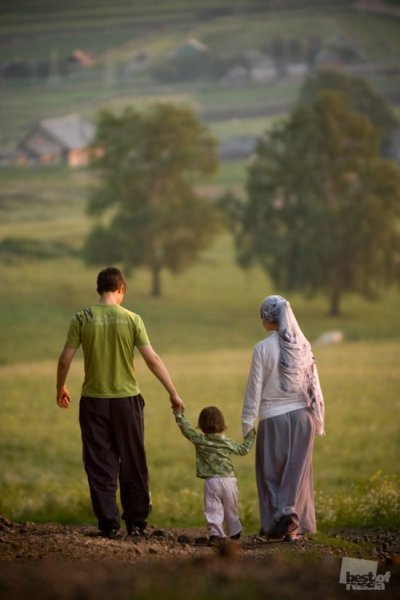 Счастливая семья мусульман