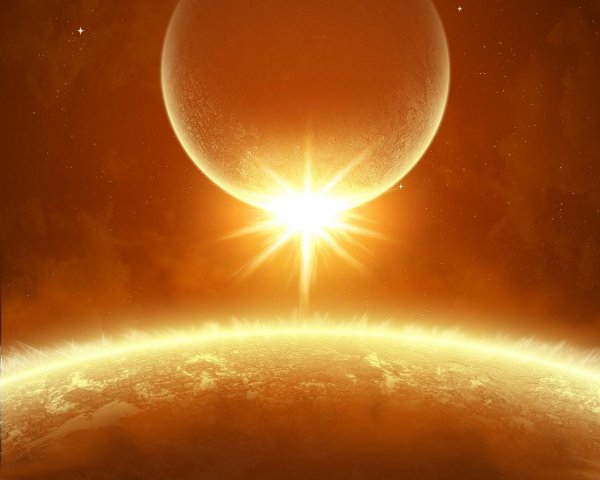 Желтое космическое солнце
