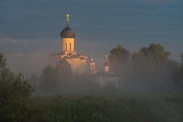Храм Покрова на Нерли туман