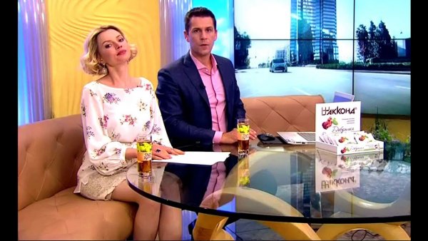 Елена Николаева в эфире под юбкой