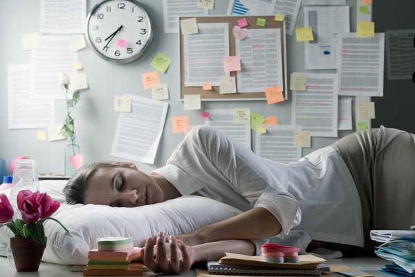 Спит на работе