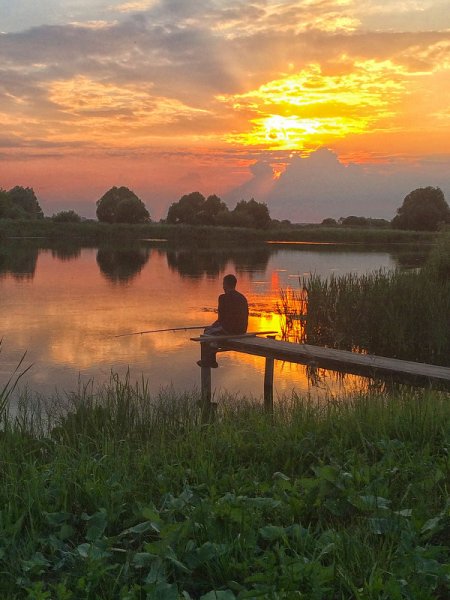 Красивый закат в деревне