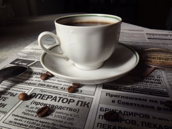 Ноутбук и чашка кофе