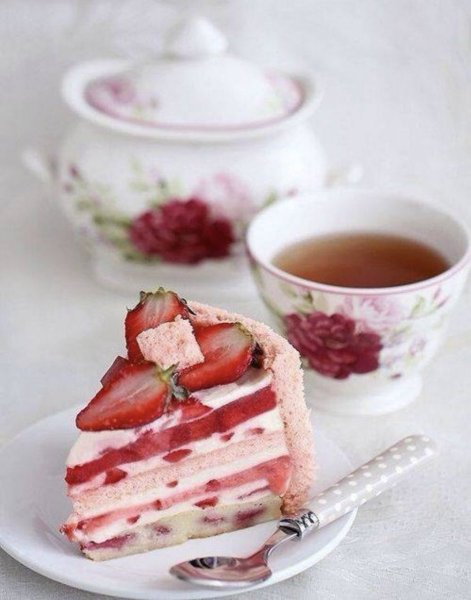 Чай с пироженкой