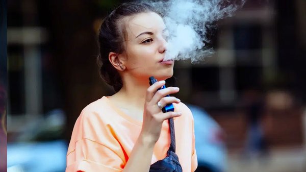 Девушка курящая вейп