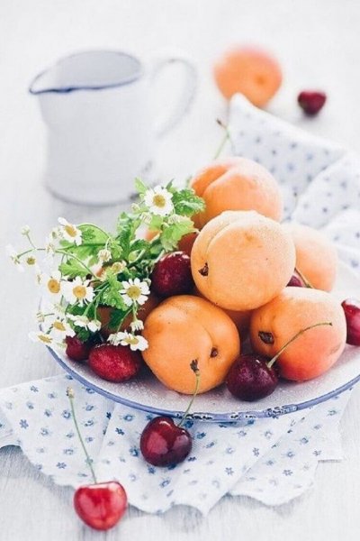 Красивый завтрак с фруктами и цветами